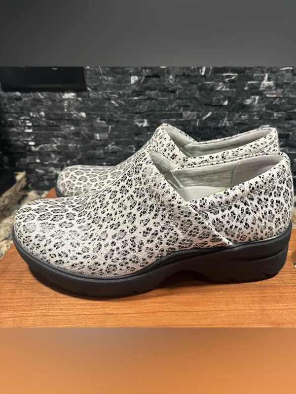 Nurse Mates Indya Slip Resistant Clog Shoes Sz 9 White Black Leopard Leather - Image 9