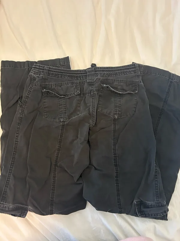 Brandy Melville Black Low-Rise Cargo Pants - Image 3