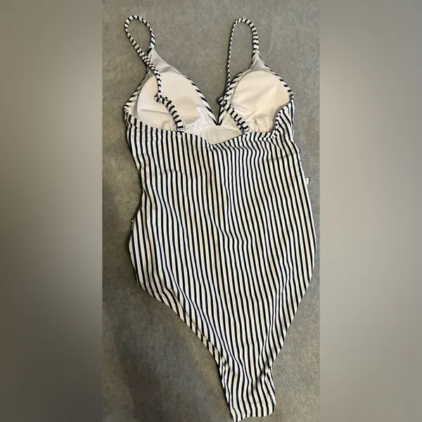 NWT CUPSHE One Piece Swimsuit Tummy Control V white blue vertical stripes size S - Image 5