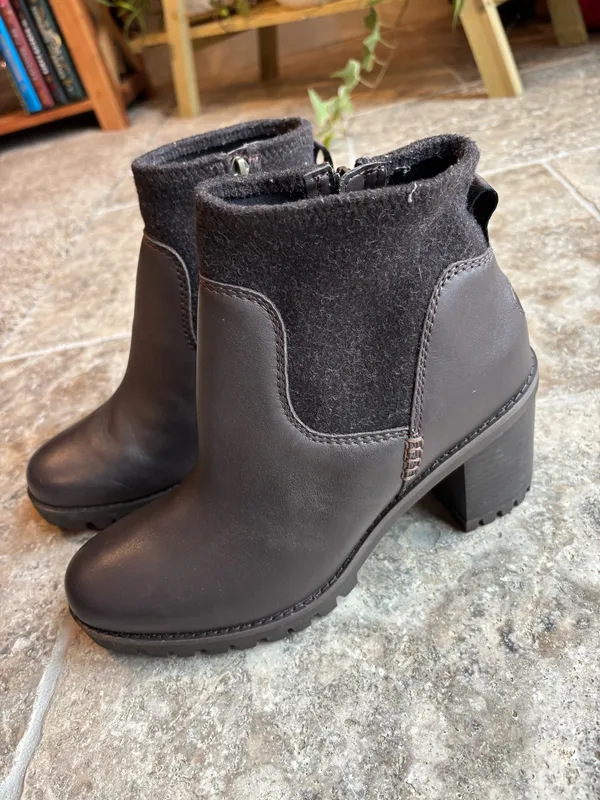 UGG Boots - Image 2