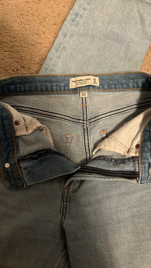 Abercrombie High-Rise Jeans - Image 4