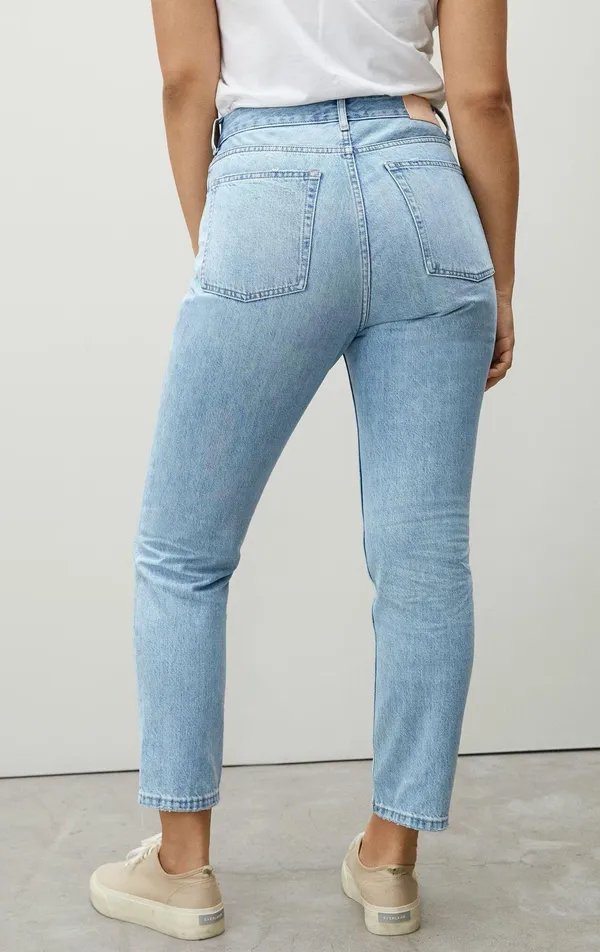 - The Curvy ’90s Cheeky Jeans Patch Straight Leg Extra High-Rise - Image 2