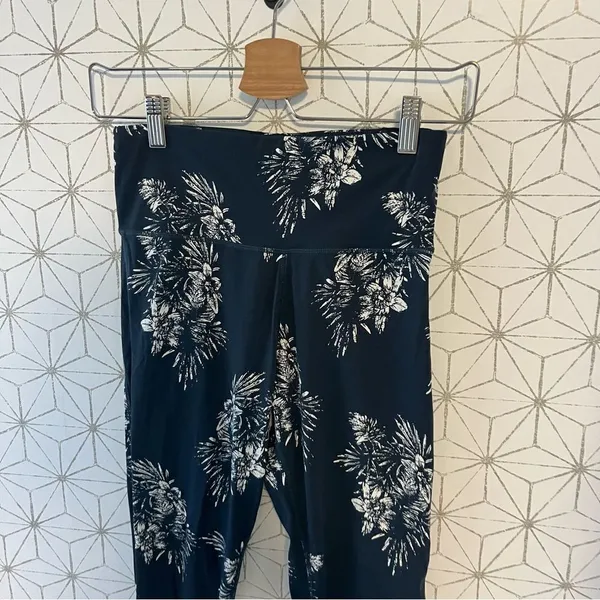 Vuori Navy Floral Legging - Image 4