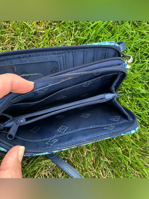 Quilted Vera Bradley travel organizer and wallet set 💙💙 - Image 9