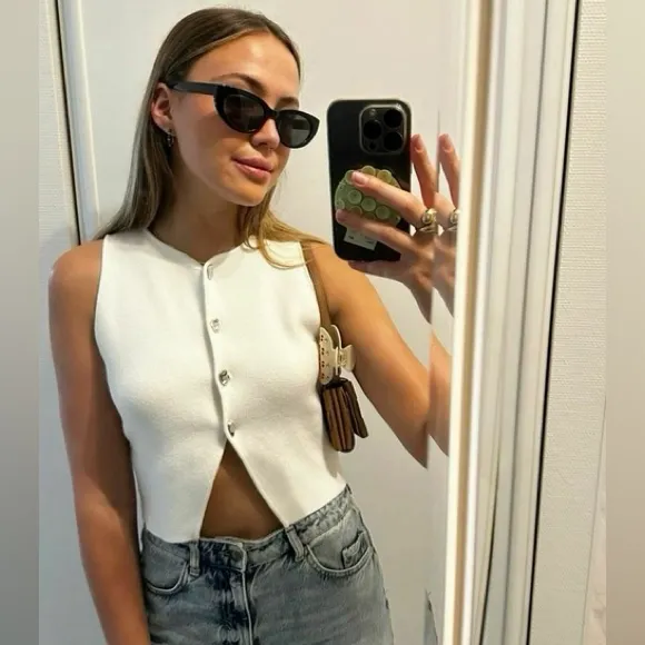 Zara NWT white short vest with silver buttons - Image 4