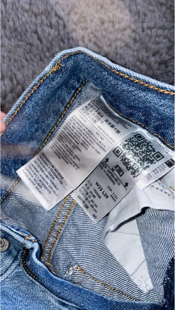 Levi’s High-Waisted Mom Jeans Light Wash - Image 5