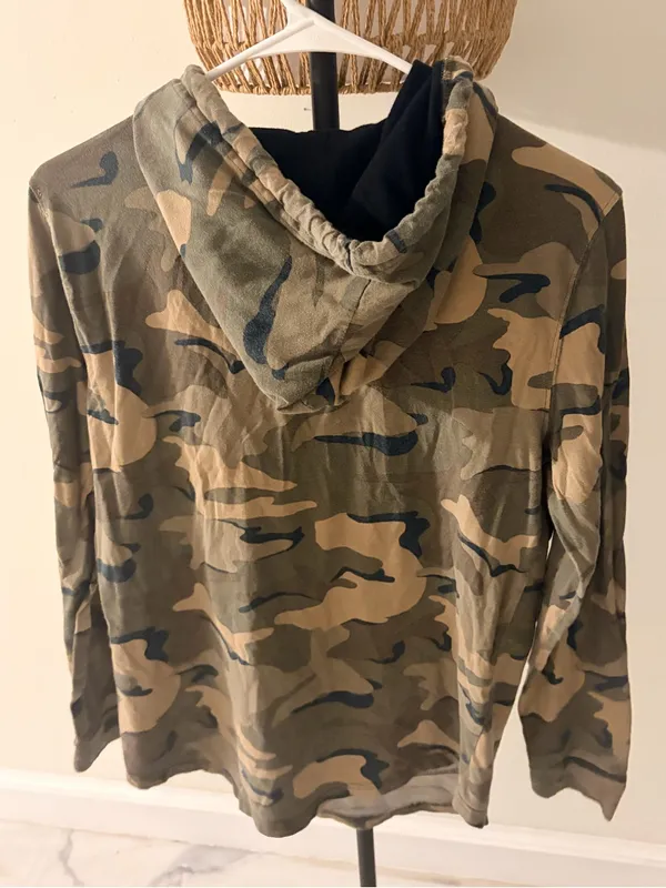 Hollister Men's Camo Pullover Hoodie in Green/Brown/Black - Image 5
