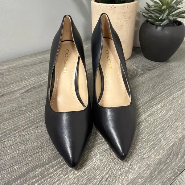 Coach Designer Pumps 7.5 - Image 2