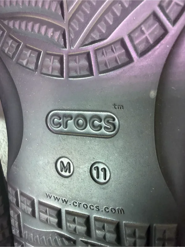 CROCS Black Daisy-Print Dual-Strap Kids Sandals - Image 10