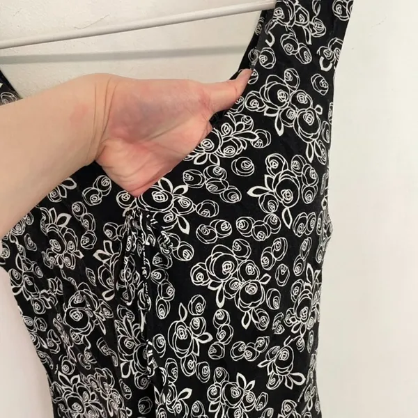 ANN TAYLOR LOFT Black White Rose Floral Print V-Neck Sleeveless Midi Shift Dress - Image 5