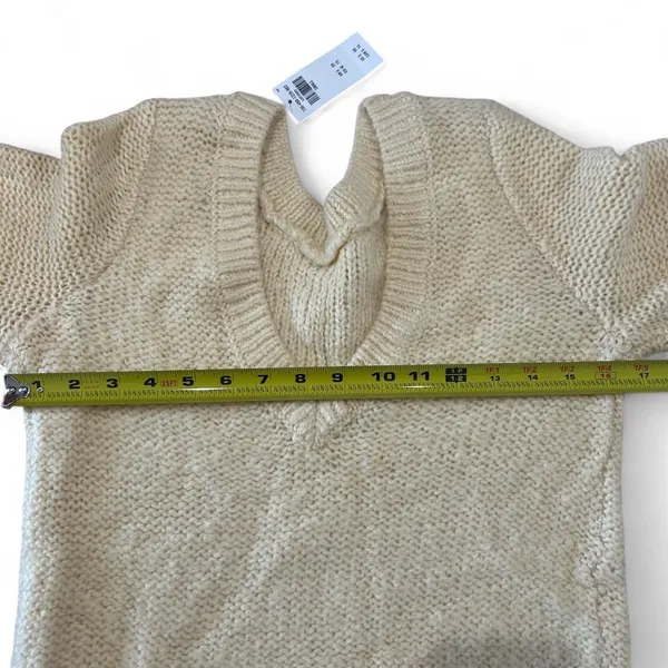 Abercrombie & Fitch Cream Knit V-Neck Sweater Size Small - Image 4