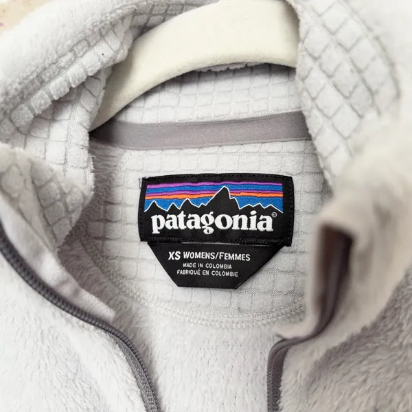 Patagonia R2 Jacket in Tailored Gray - Image 2