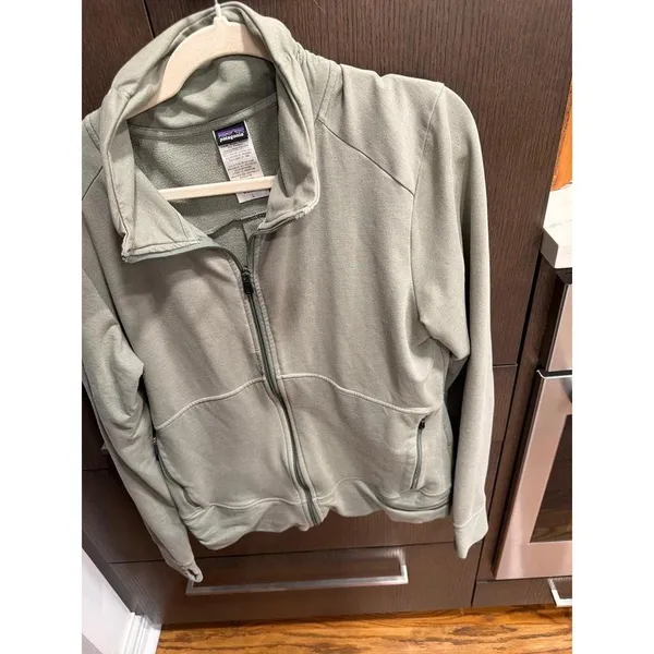 Patagonia‎ green jacket features thumbholes in the cuffs and zippered large - Image 3