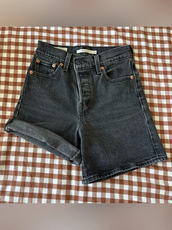 High-Waist Levi’s Black Denim Wedgie Shorts - Image 4