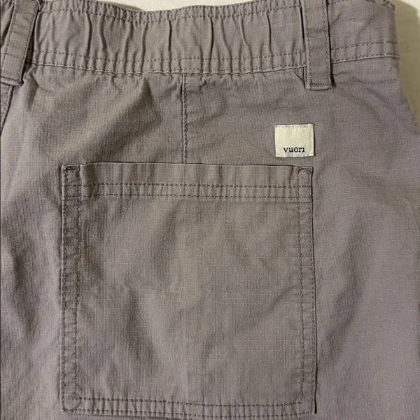 Vuori Women's Taupe Cargo Shorts Large - Image 7