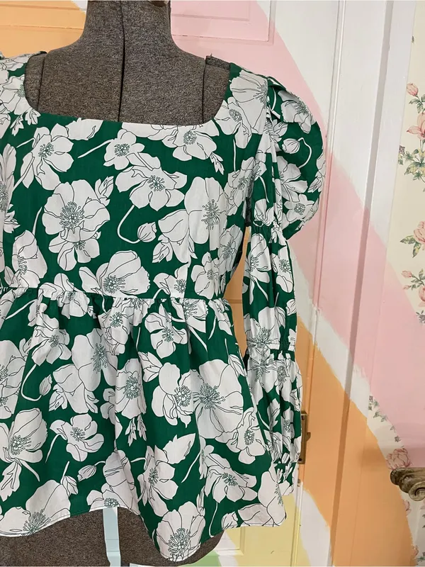 Tuckernuck Hyacinth House Green Floral Clemons Cotton Peplum Top Sz M 💛🎀 - Image 5