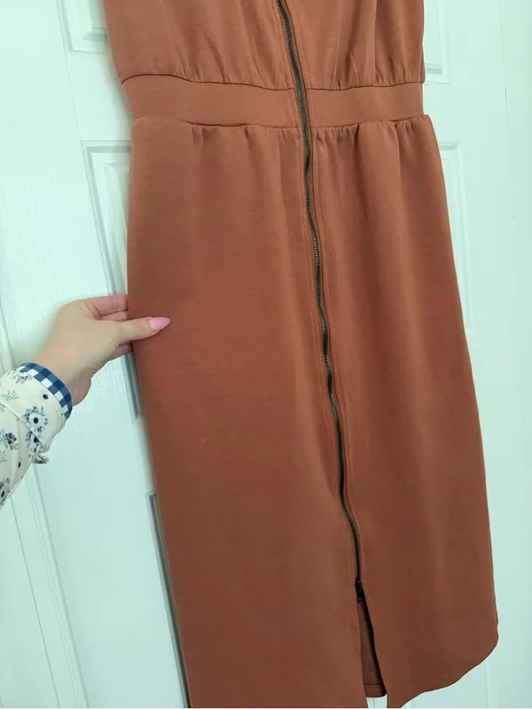 entro Sleeveless Zip-Front Rust Brown Midi Dress - Image 4