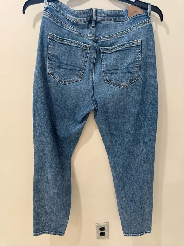 American Eagle Strigid Distressed Mom Jeans Light Wash Size 6 Regular - Image 4