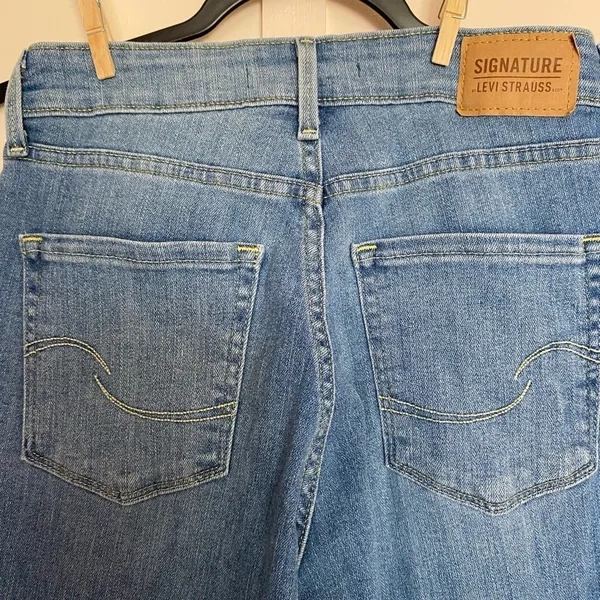 Levi Strauss Blue Jeans Size 27 - Image 5