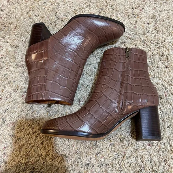 Madewell The Mira Side-Seam Ankle Boot in Croc Embossed Leather - Image 9