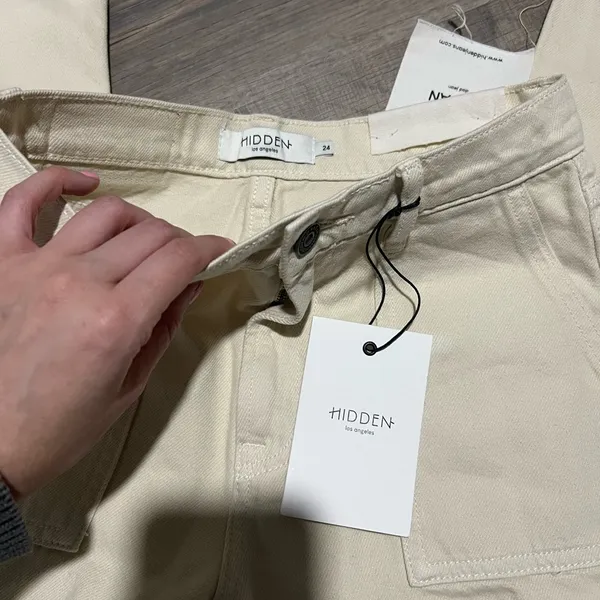 Hidden Jeans NWT Logan Dad Cargo Jeans - Size 24 - Cream - Image 2