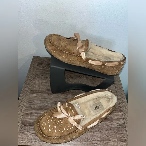 UGG Dakota Sunshine Perf Ribbon Satin Laces Bow Leather Chestnut Slippers Sz 9 - Image 5
