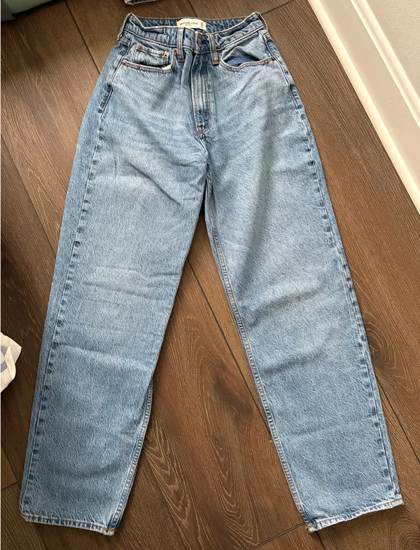 Abercrombie High-Rise Taper Jeans - Image 4
