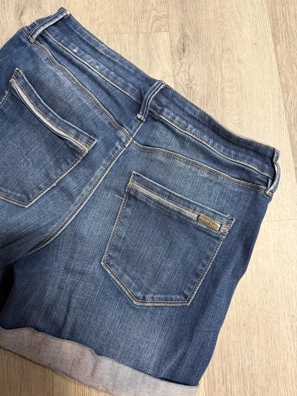 White House black market curvy 5” denim shorts - Image 5
