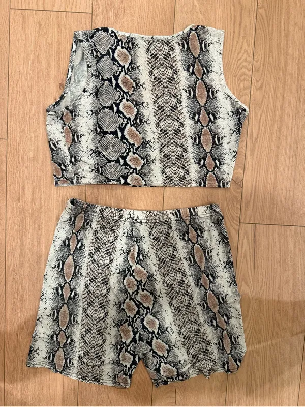 PrettyLittleThing snake print cropped tank top and biker short two-piece set - Image 7