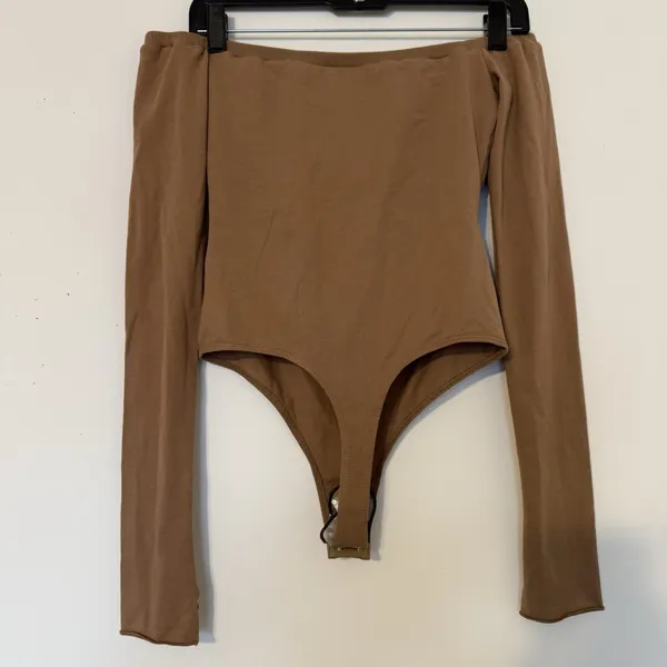 Princess Polly Women’s Size 2 Tan Brown Off The Shoulder Long Sleeve Bodysuit - Image 4