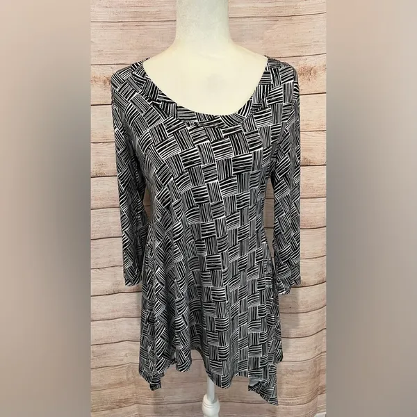 Karen Kane Black & White V Side top size medium - Image 2