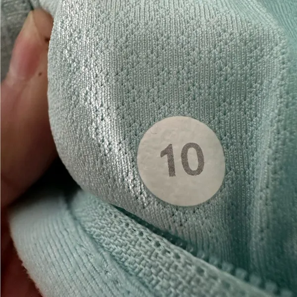 1008. Lululemon sz 6 in stride running jacket aquamarine. Great condition - Image 3