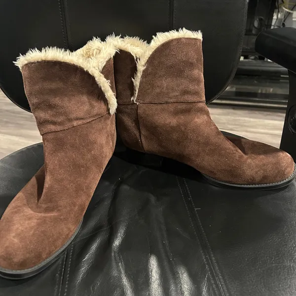 Ellen Tracy Brown Suede Boots with Faux Fur Trim - Image 9