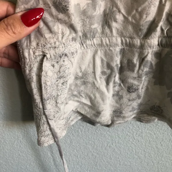 Abercrombie & Fitch Grey with Floral Print Tank. Size Medium - Image 5