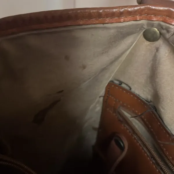 leather shoulder bag in brown. Definitely needs a good cleaning inside. - Image 6