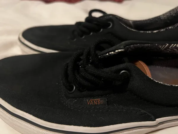Low-Top Vans Sneakers - Image 6