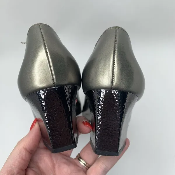 Vtg Salvatore Ferragamo 7.5 AAA Pumps Metallic Patent Leather Close‎ Toe Heels - Image 9