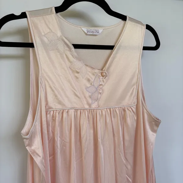 Vintage Peach Silky Slip Dress Vanity Fair Sleeveless Dainty Floral Flowy Medium - Image 2