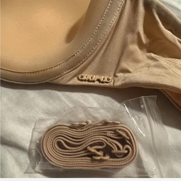 Skims Weightless Strapless Bra - Image 4