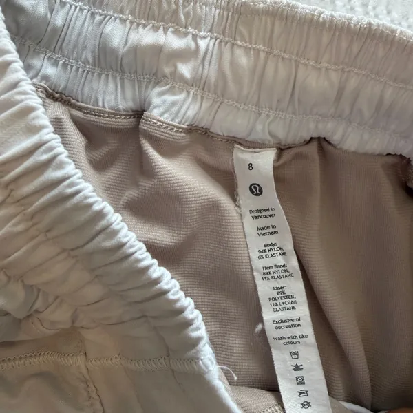 Lululemon Athletica White Hotty Hot 2.5 HR Shorts - Image 3
