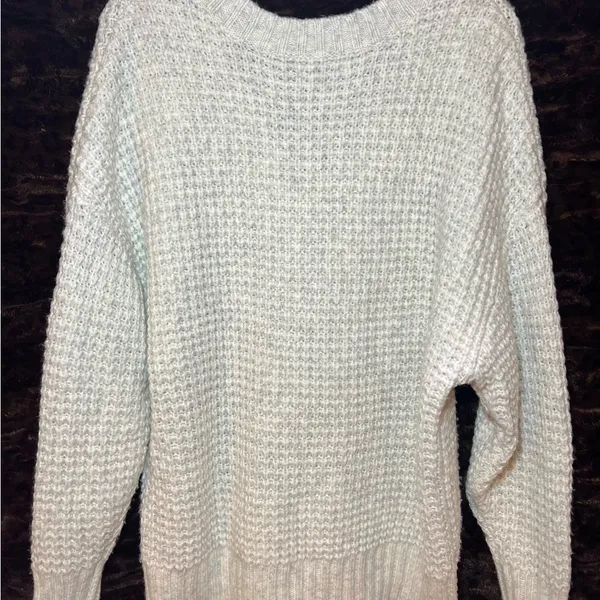Coastal Grandma Core: American Eagle Chunky Knit Oversized V-Neck Sweater - Image 6