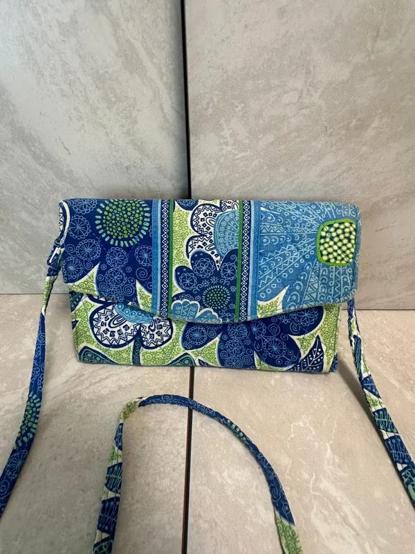 Vera Bradley retired blue green Doodle Daisy quilted organizer crossbody bag - Image 2