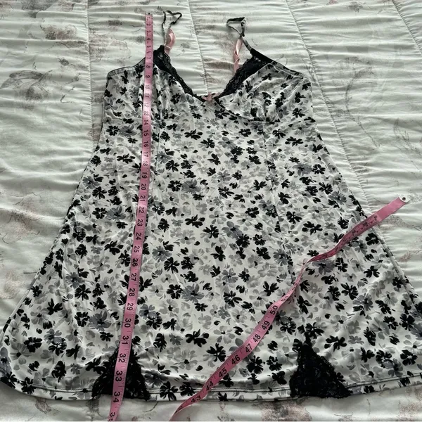 Black and white ditsy floral Y2K goth lace trim slip dress siz M spaghetti boho - Image 6