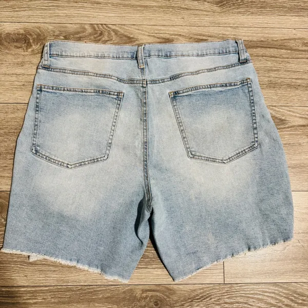 Celebrity Pink Women Light Wash Distressed Denim Shorts Cutoff Frayed Hem‎ 17/33 - Image 6