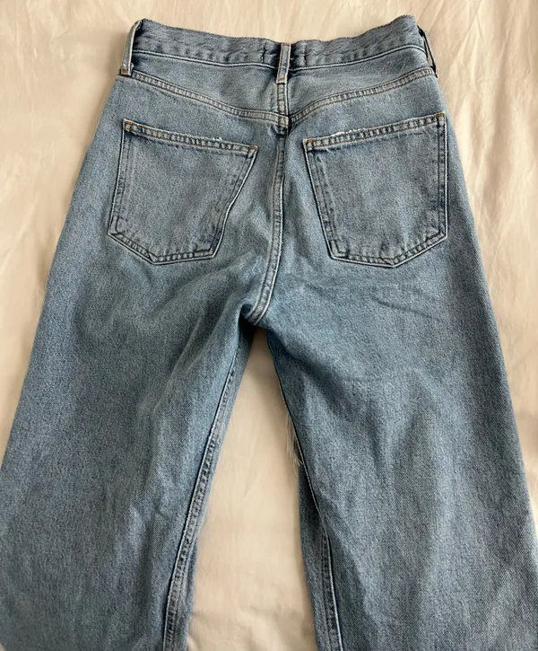 AGOLDE '90s Crop Distressed Jeans in Echo - Image 6