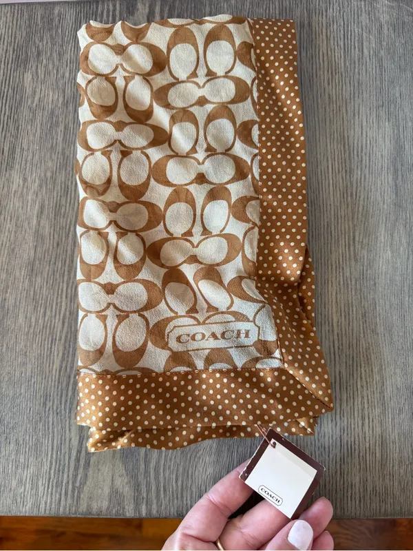Authentic Coach NWT 100% Silk Legacy Signature C Logo Square Scarf OS - Image 2