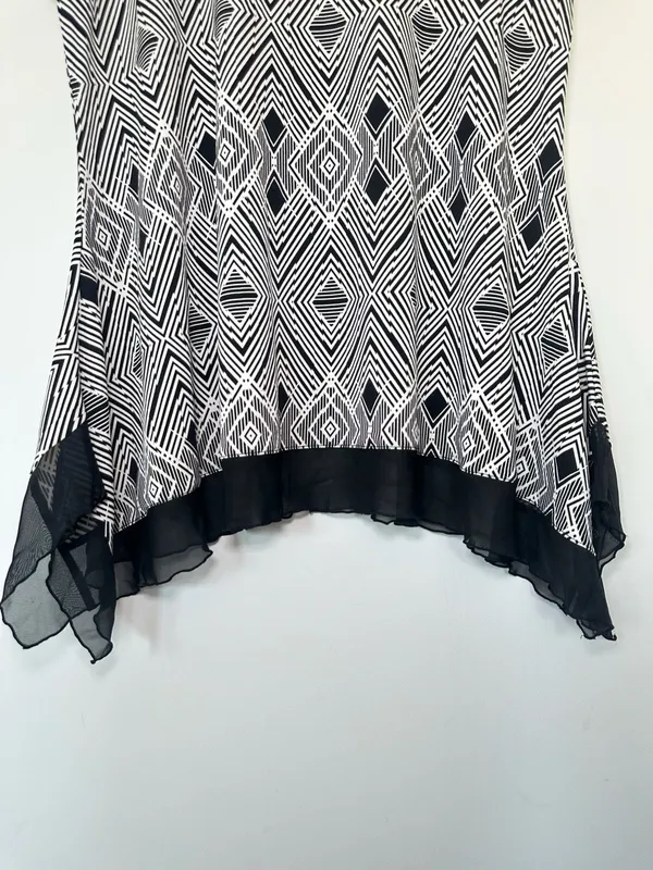 Cato Women's Black and White Geometric Print Tunic Top with Sheer Hem Size XL - Image 4