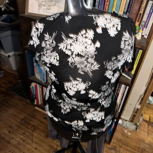 White House Black Market keyhole floral M minimalist blouse - Image 2
