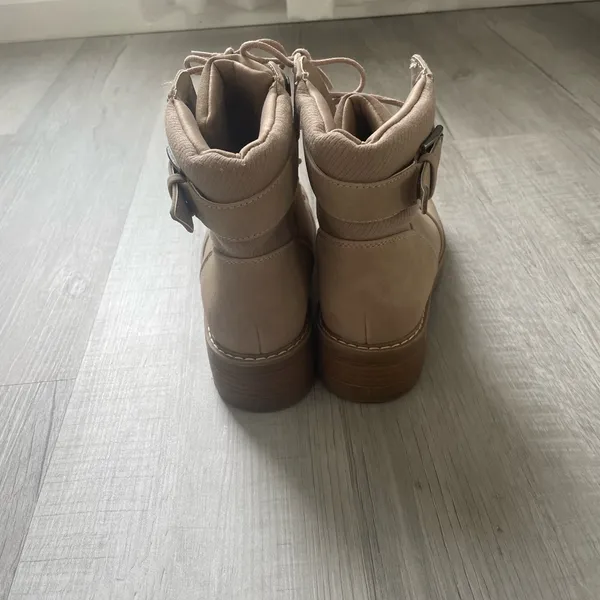 NWOT women’s beige suede boots size 8 - Image 4