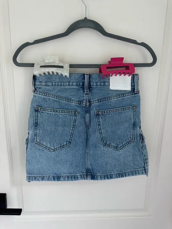 Aritzia Denim Forum The ‘90s Mid-Rise Cargo Mini Denim Skirt in 7 Yrs Bleu Taboo - Image 2